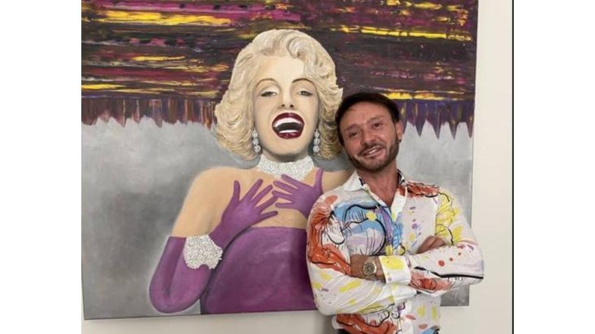 El artista Marco Lux ante un retrato de Marilyn Monroe.