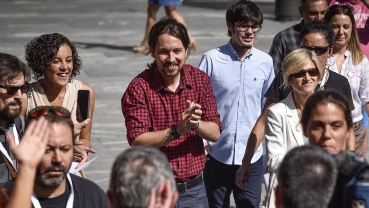 El líder de Podemos, Pablo Iglesias, acompañado por la candidata a lehendakari, Pili Zabala