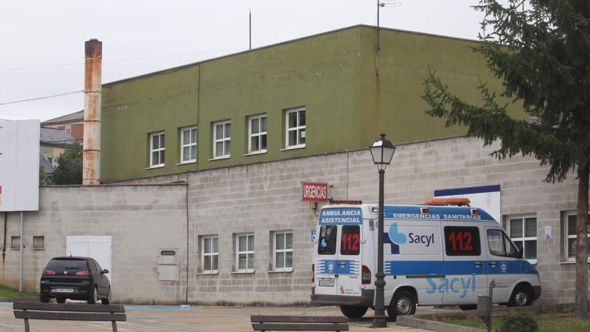 El centro de salud de Fabero, en la imagen, es uno de los cinco de la comarca que cuenta con una sola plaza de pediatría.