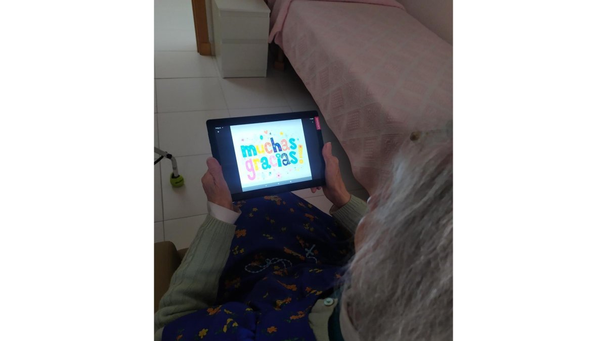 Una de las residentes que ya está utilizando las tablets de Ineco. DL