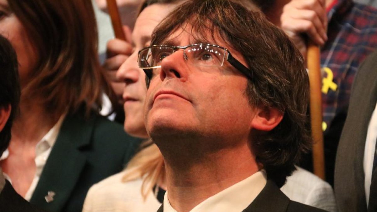 El expresident Puigdemont ha sido acompañado a Bruselas por un agente de los Mossos dEsquadra. /