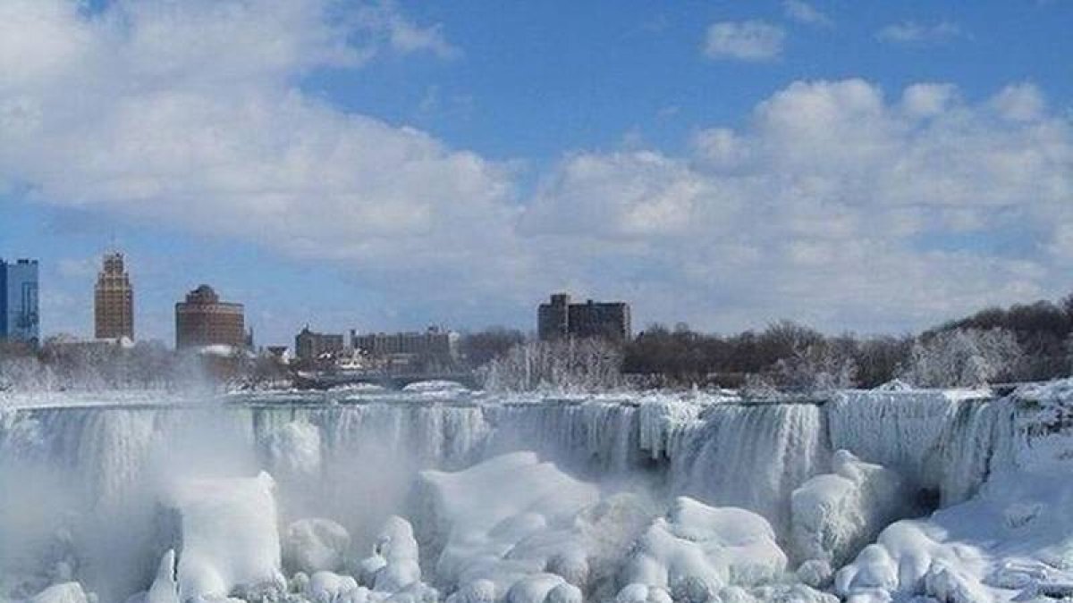 Las cataratas del Niágaras congeladas.