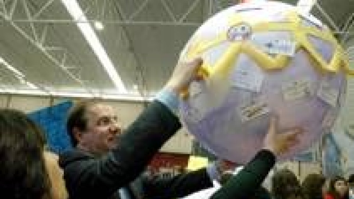 Herrera coloca un mensaje de paz en una bola del mundo en Labora