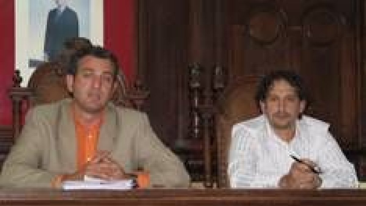 Nicanor Sen, alcalde de Cistierna junto al Javier Arias, teniente de alcalde en el pleno ordinario