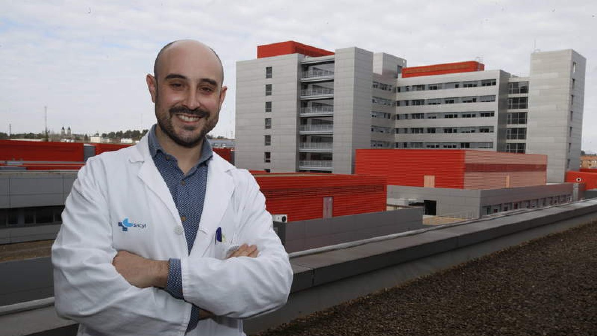 Miguel Ángel García Sanz es urólogo en el Hospital de León y lidera el programa de ejercicio con pacientes con cáncer de próstata. RAMIRO