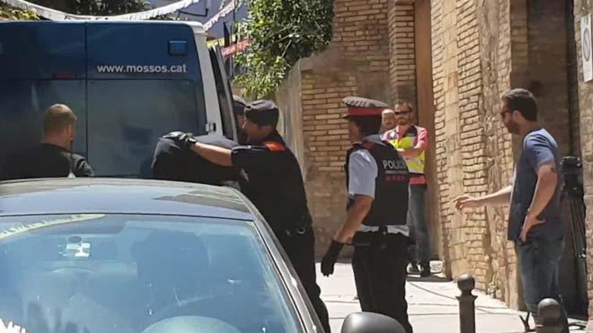 Registro en el piso donde se cometió la presunta violación a una menor en Manresa.