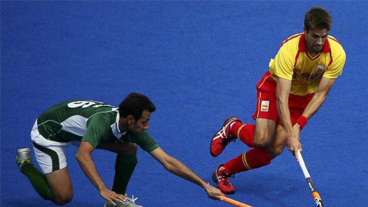 El pakistaní Rehan Butt y el español Pablo Amat luchan por la bola en la primera jornada del torneo.