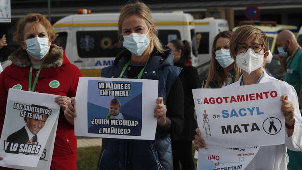 Varias enfermeras, durante una protesta en la explanada del Hospital por las condiciones laborales. JESÚS F. SALVADORES