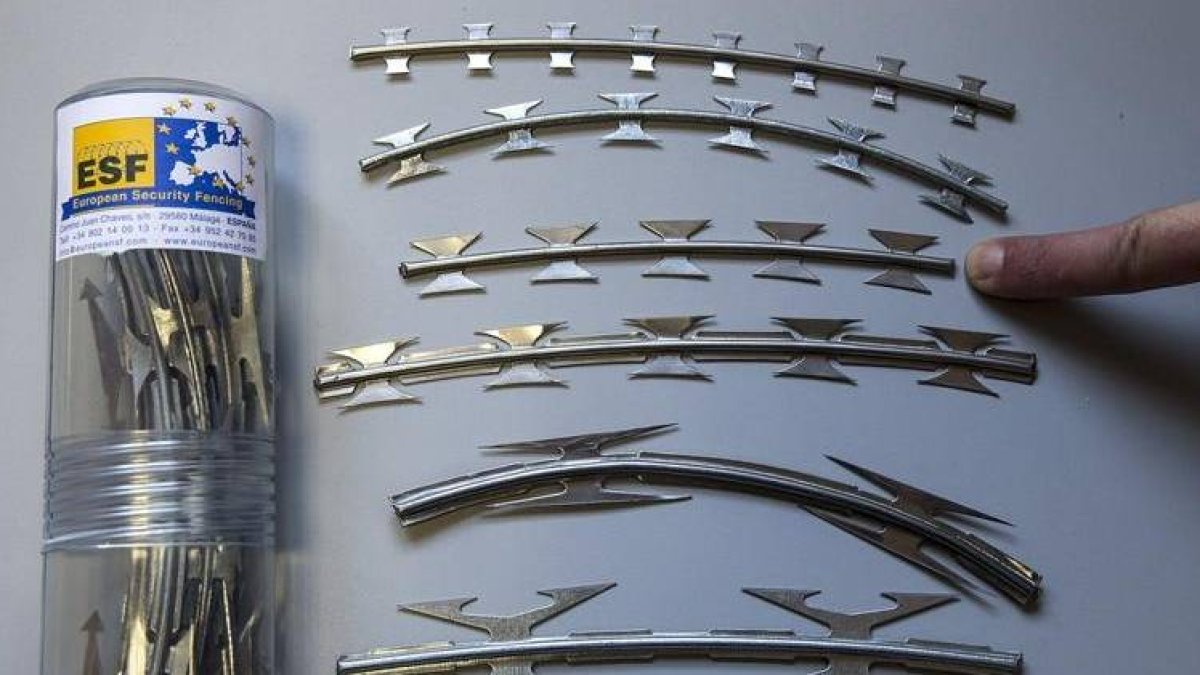 Detalle del la concertina que se instala en Melilla, fabricada por la empresa malagueña European Security Fencing