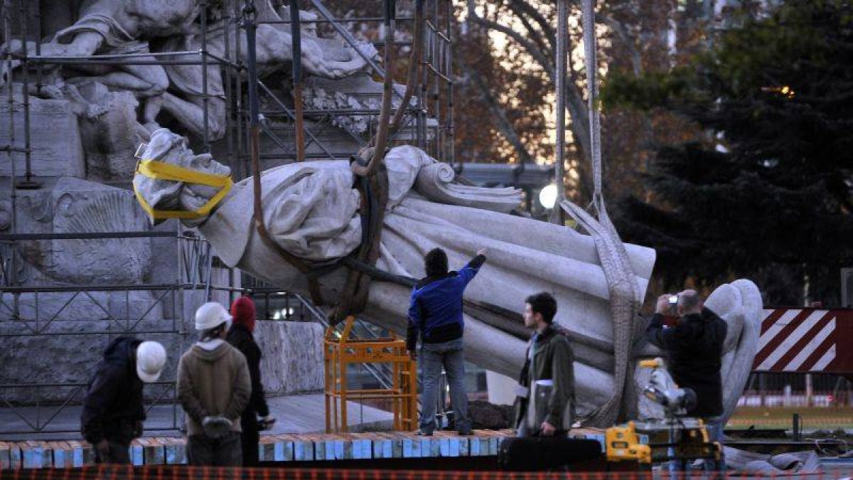 Trabajos para retirar la estatua de Cristóbal Colón de una plaza de Buenos Aires.