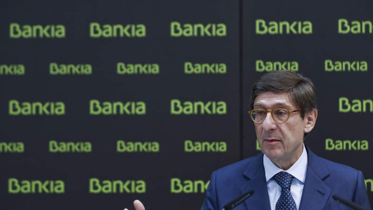 El presidente de Bankia, José Ignacio Goirigolzarri, presentó el acuerdo de fusión. EMILIO NARANJO