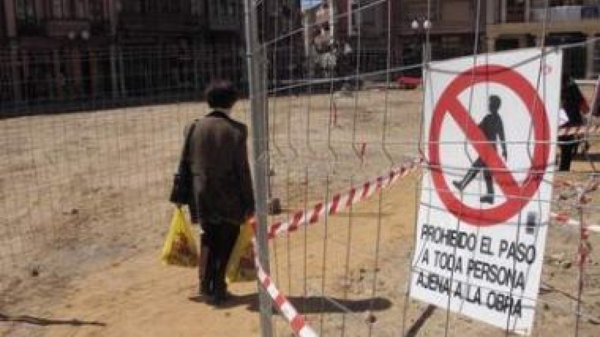 El vallado marca a los peatones los itinerarios posibles por la plaza Mayor.