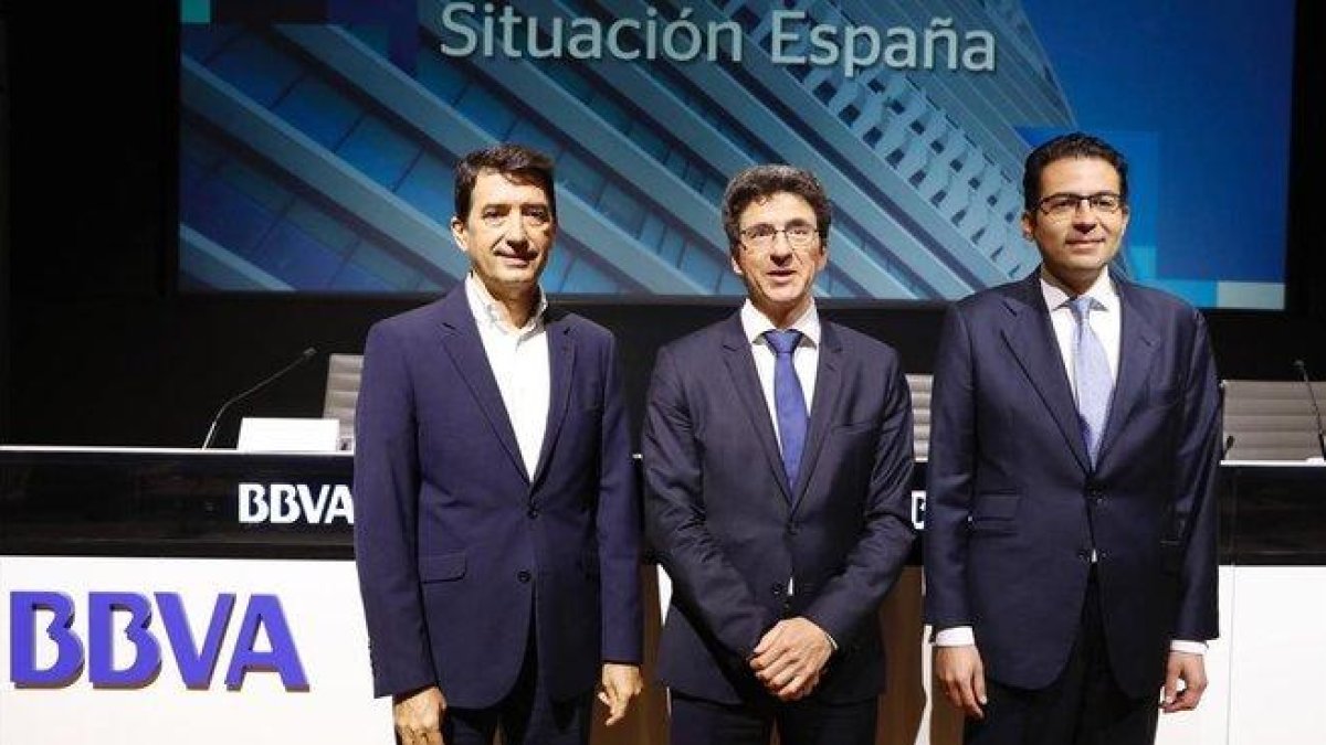 Los economistas de BBVA Research Rafael Doménech, Jorge Sicilia y Miguel Cardoso en una imagen de archivo.
