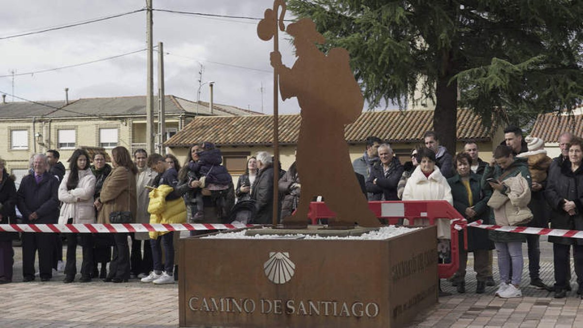 Autoridades políticas y militares que acudieron a la inauguración del monumento al peregrino que corona la plaza de San Martín del Camino. DL