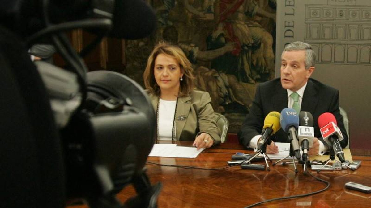 Nuria Lesmes y el alcalde de León, Emilio Gutiérrez, durante una rueda de prensa