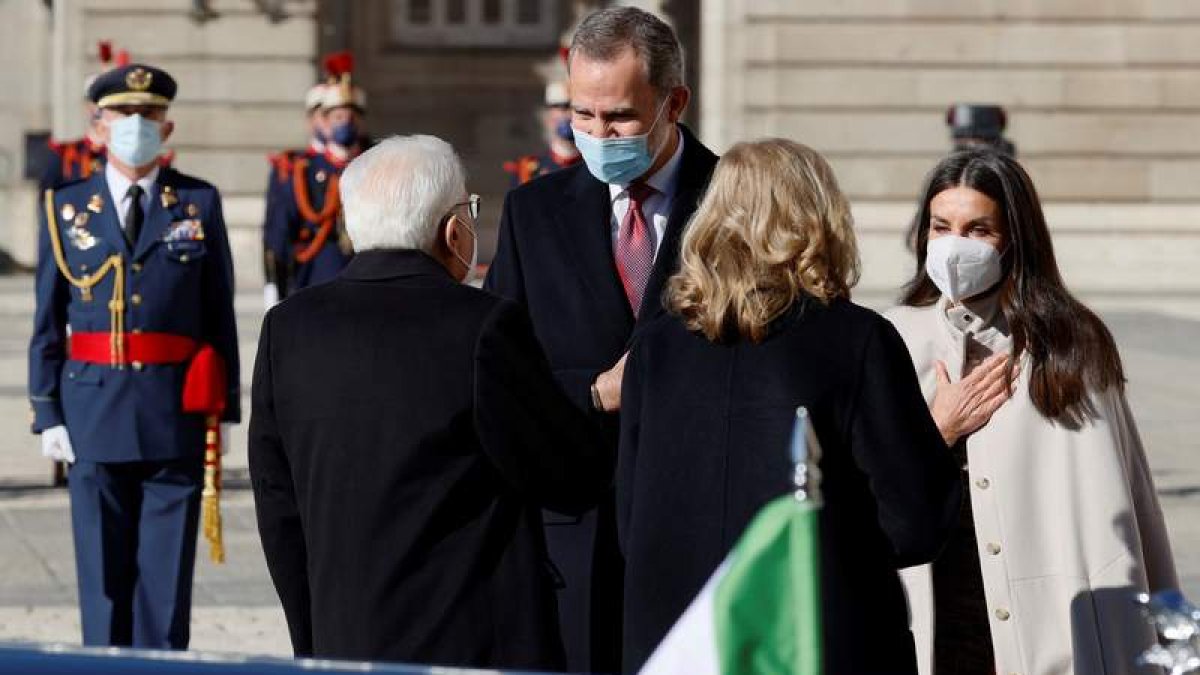 Los reyes junto al presidente italiano y su hija. BALLESTEROS