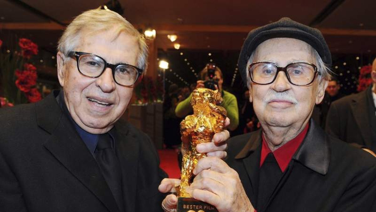 Los directores italianos Paolo y Vittorio Taviani sostienen el Oso de Oro.