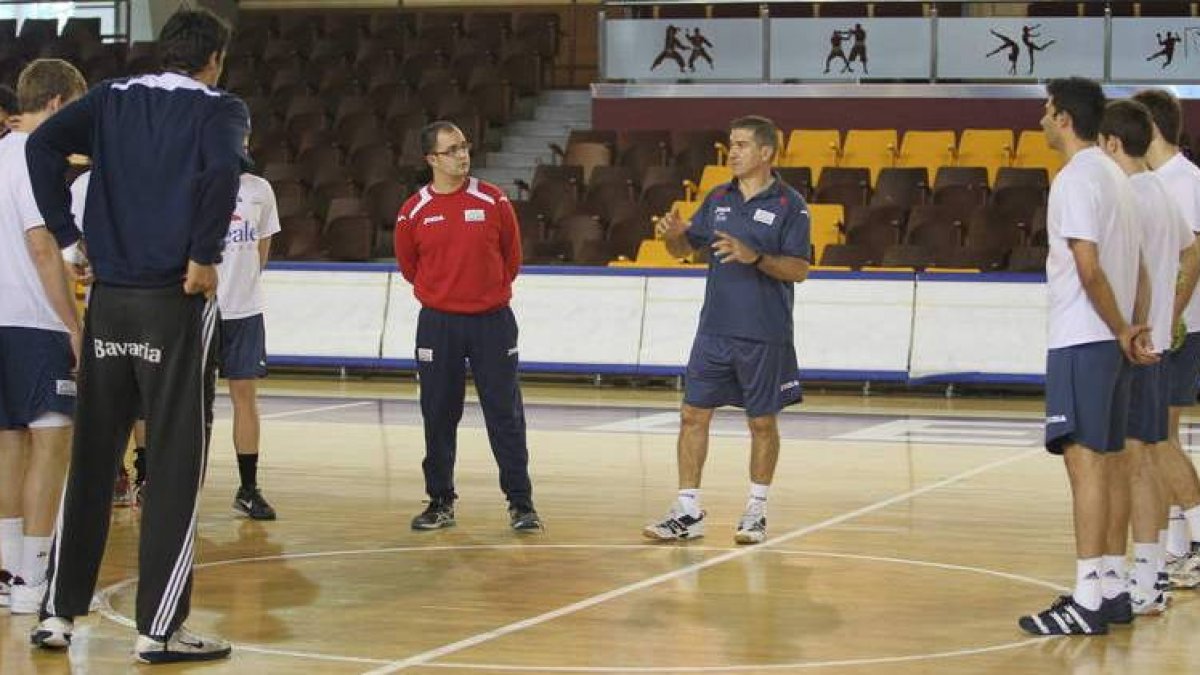 El técnico Manolo Cadenas da instrucciones a sus hombres en un entrenamiento durante esta semana en el Palacio.
