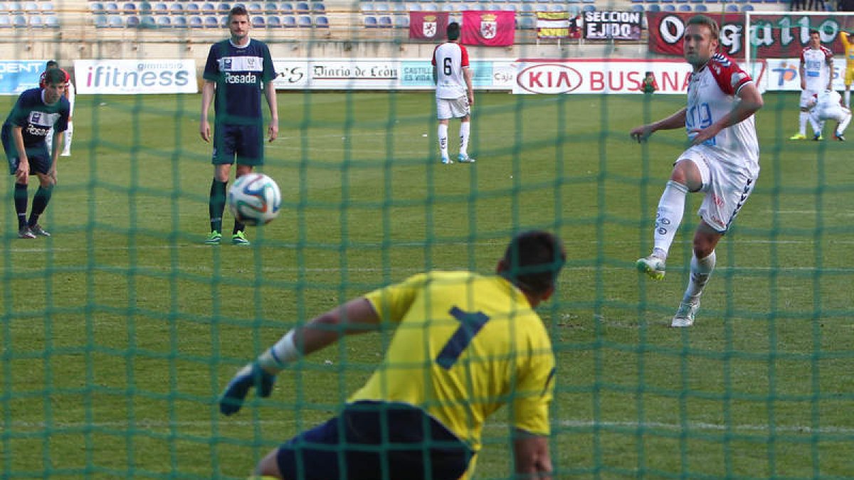 Isaac Aketxe marcó como muestra la imagen el gol de la victoria culturalista al transformar un penalti