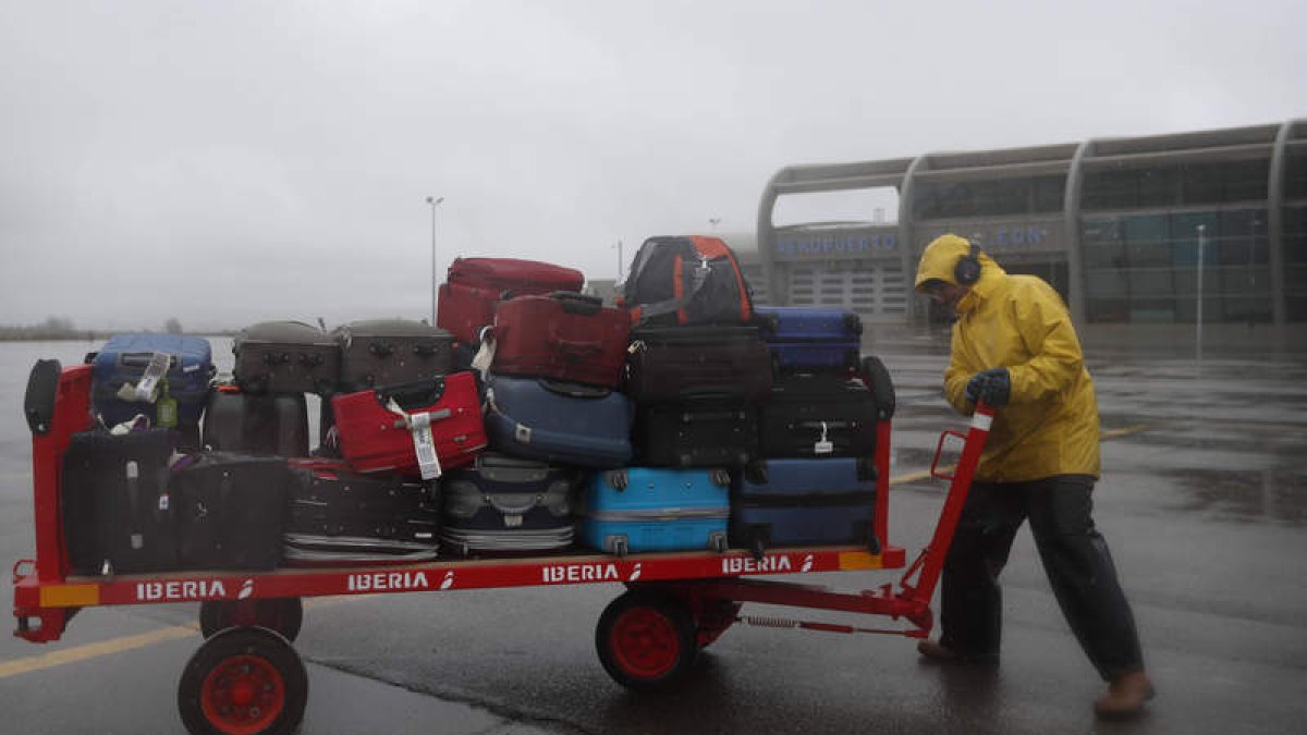 Operario con equipaje de bodega en el aeropuerto de León. ARCHIVO