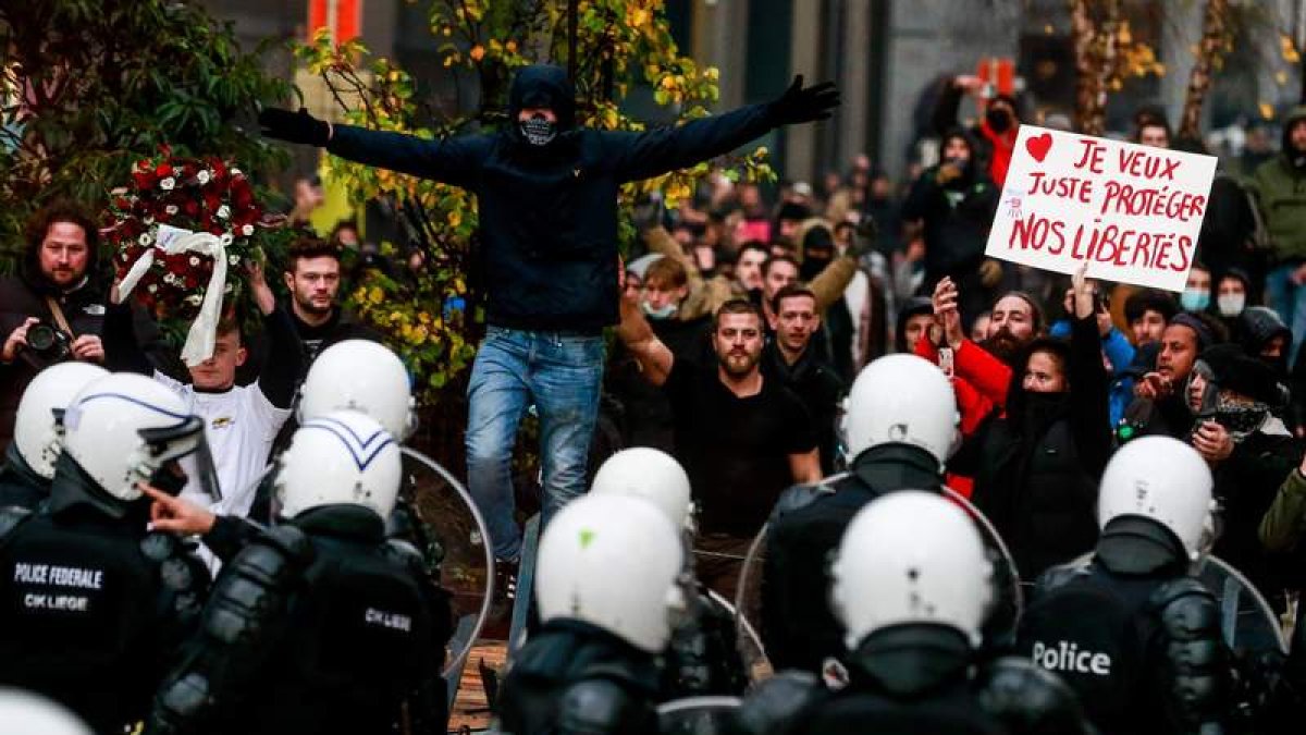 Manifestantes en Bruselas contra las medidas para frenar el aumento de contagios. STEPHANIE LECOCQ