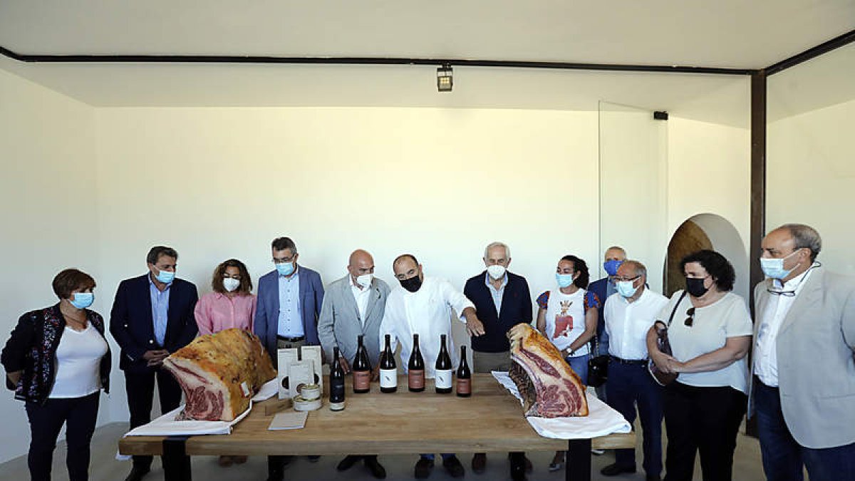 Carnero, junto a Gordón y otras autoridades en la visita ayer a Bodegas Gordón Ferrero. MARCIANO PÉREZ