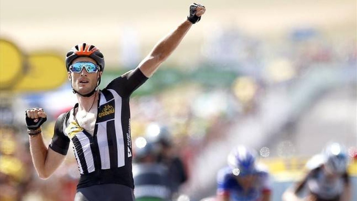 El británico Steve Cumming celebra la victoria de etapa en el Tour en el aeródromo de Mende, adonde llegó por delante de Pinot y Bardet.