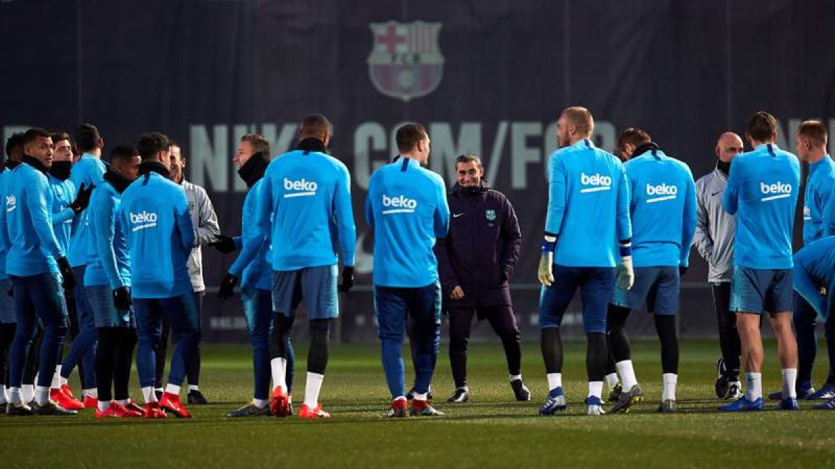 Ernesto Valverde habla con sus jugadores durante el entrenamiento del equipo azulgrana. A. GARCÍA