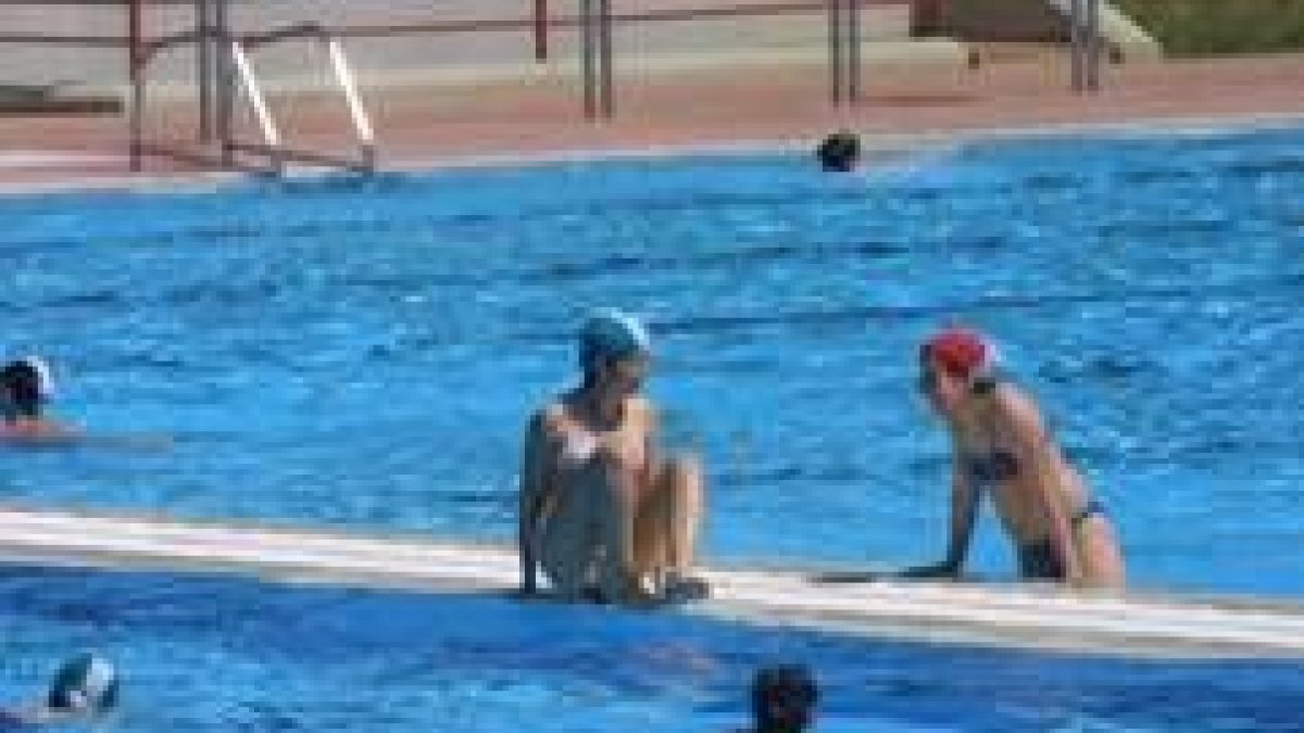 Bañistas en las piscinas de la parte alta de Ponferrada, el pasado verano
