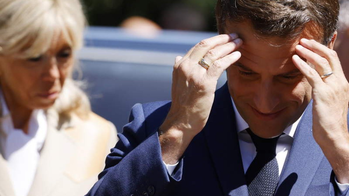 Emmanuel Macrón y su esposa Brigitte llegan a votar, ayer, en Le Touquet. LUDOVIC MARIN