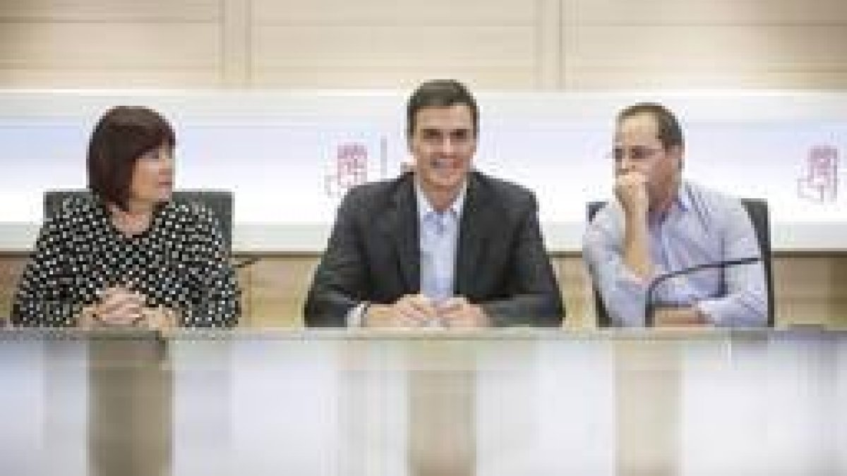 La presidenta, el secretario general y el secretario de Organización del PSOE, Micaela Navarro, Pedro Sánchez y César Luena, en una reunión de la Ejecutiva.