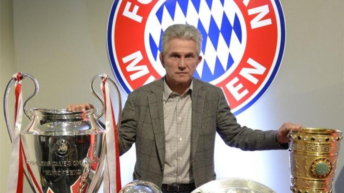 Jupp Heynckes posa con los cuatro títulos conseguidos con el Bayern en la temporada 2012-13