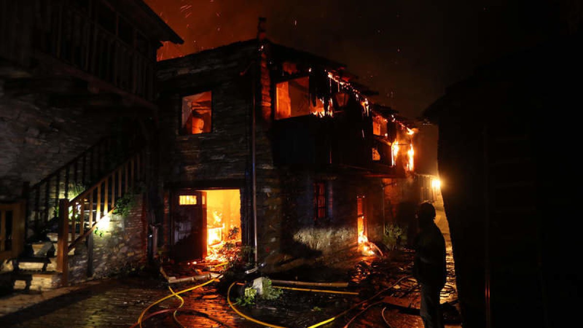 Imagen de la noche del miércoles del incendio en las casas calcinadas en Peñalba. L. DE LA MATA