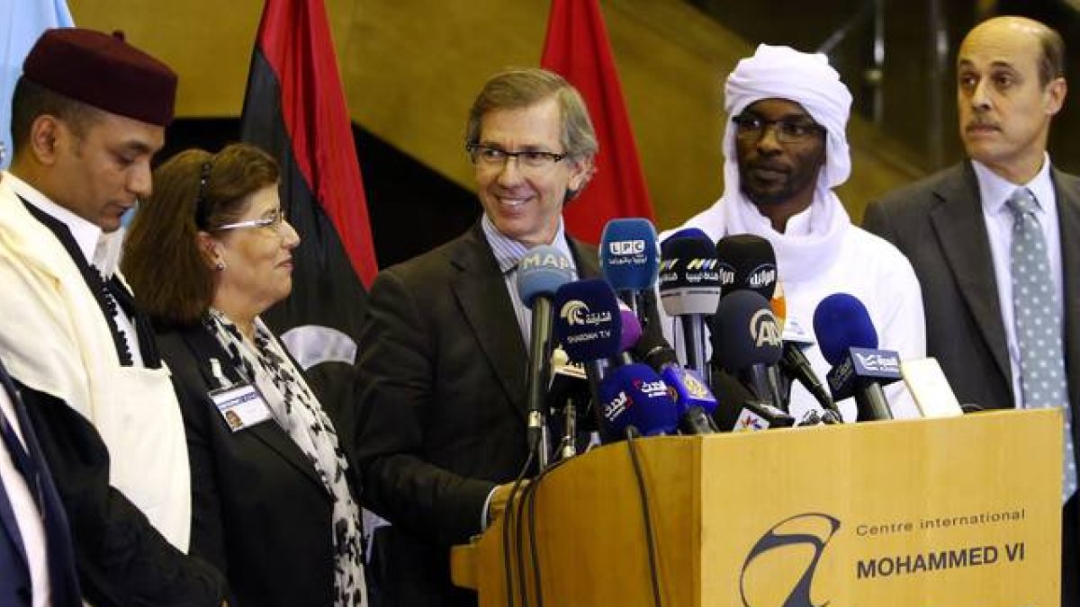 El enviado de la ONU para Libia, Bernardino León, anuncia en rueda de prensa la propuesta de un Gobierno de unidad nacional.