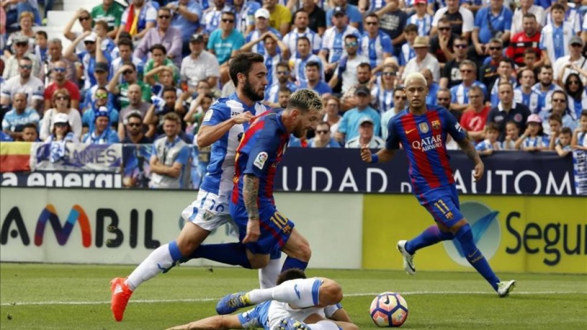 Messi se va de dos contrarios, con Neymar al fondo, durante el Leganés-Barça del pasado sábado a la una de la tarde.