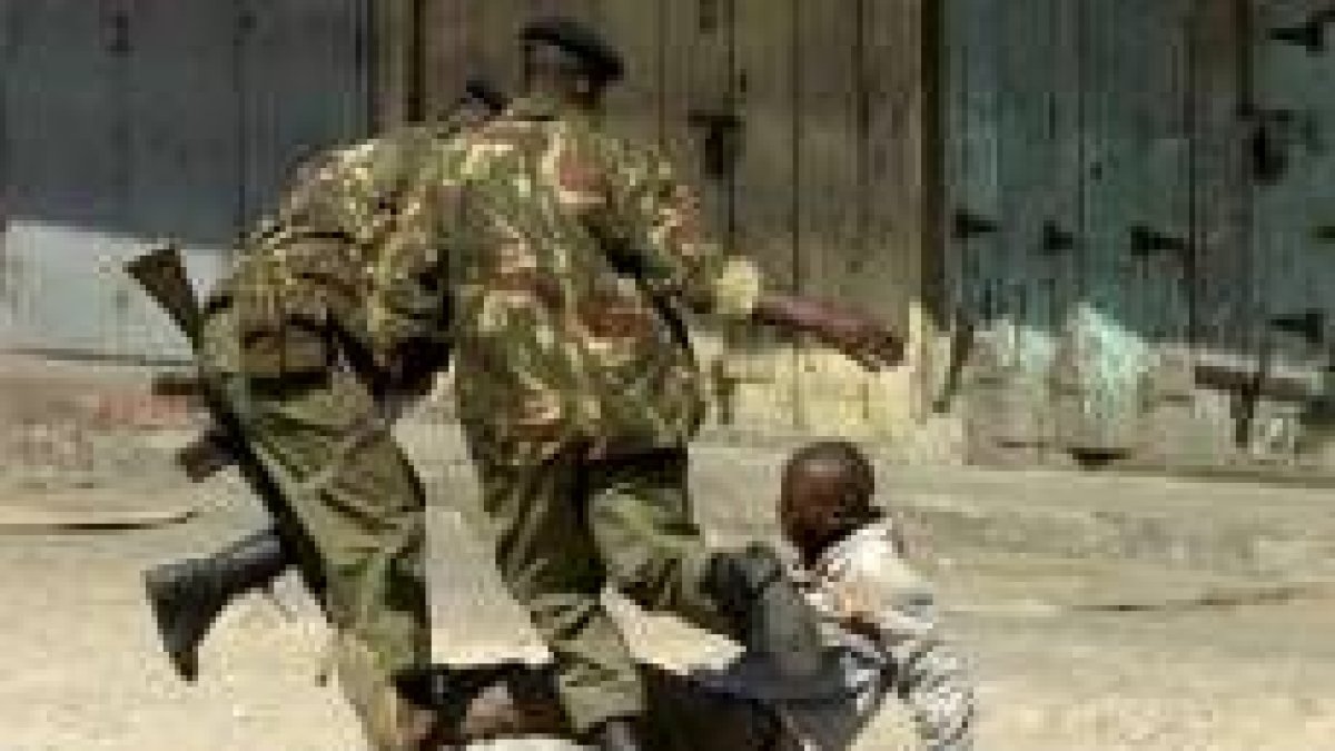 Policías de Kenia patean a uno de los seguidores de la oposición en un barrio pobre de Nairobi