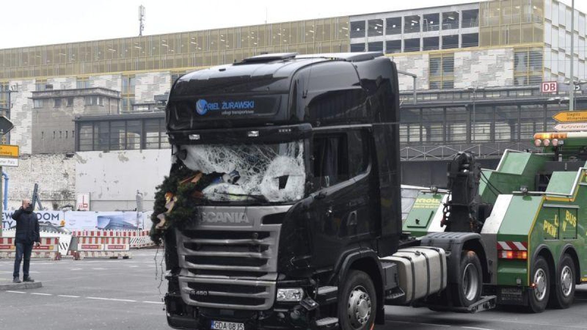 Imagen del camión que arrolló a los visitantes de un mercadillo navideño en el centro de Berlín.