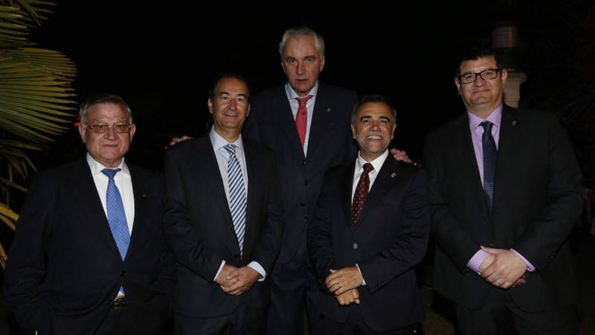 Luyk, De Blas, Gómez y Palazuelo junto al vicepresidente de la Peña Real Madrid de La Bañeza.