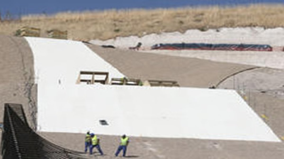 Trabajos de construcción de la pista de esquí de Villarejo del Cerro, en Tordesillas.