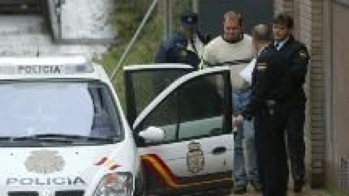El butronero checheno ayer cuando era trasladado al Juzgado por agentes de la policía nacional