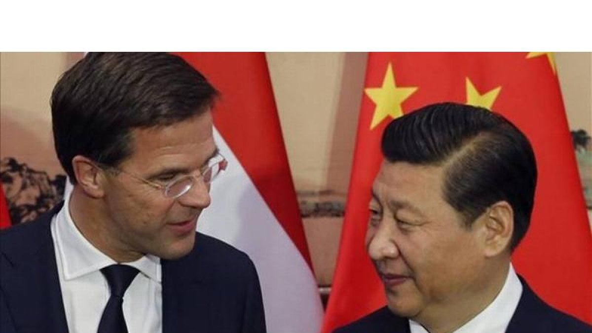 El presidente Xi Jingping y el primer ministro holandés, Mark Rutte, este viernes en Pekín.
