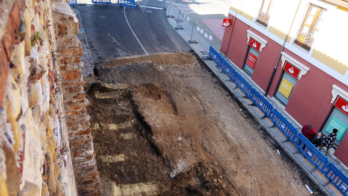La primera de las catas arqueológicas previstas a los pies de la muralla tardorromana en la calle Carreras. AYUNTAMIENTO DE LEÓN