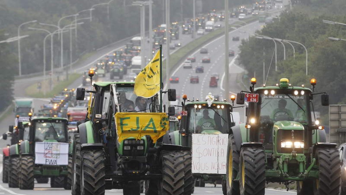 Los tractores se aproximan a Bruselas para participar en la manifestación