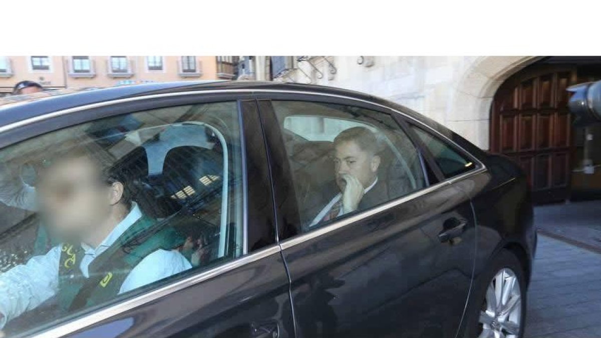 El presidente de la Diputación es trasladado en un coche camuflado de la Guardia Civil al calabozo de la Comandancia de León