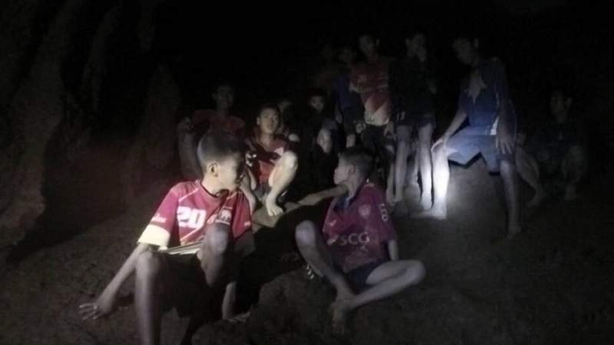 Imagen cedida por el ejército tailandés donde se ve a los niños que llevan diez días en la cueva. RTA