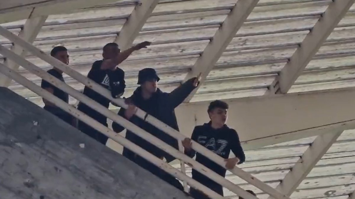 Captura del vídeo que circula en redes y en el que se ve a aficionados hacer el saludo nazi durante el partido entre la Cultural y el Pontevedra. DL
