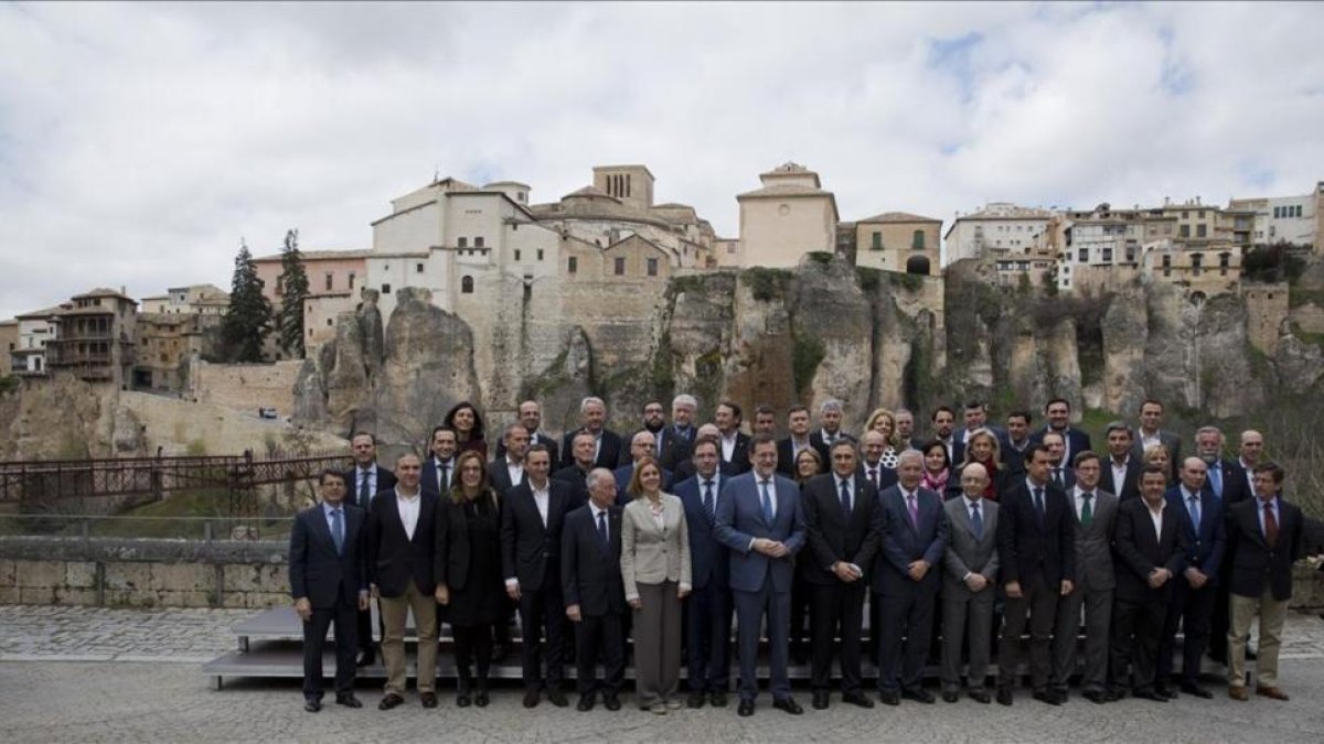 El líder del PP, Mariano Rajoy, en un acto en defensa de las diputaciones, con los presidentes de estas entidades del partido conservador.
