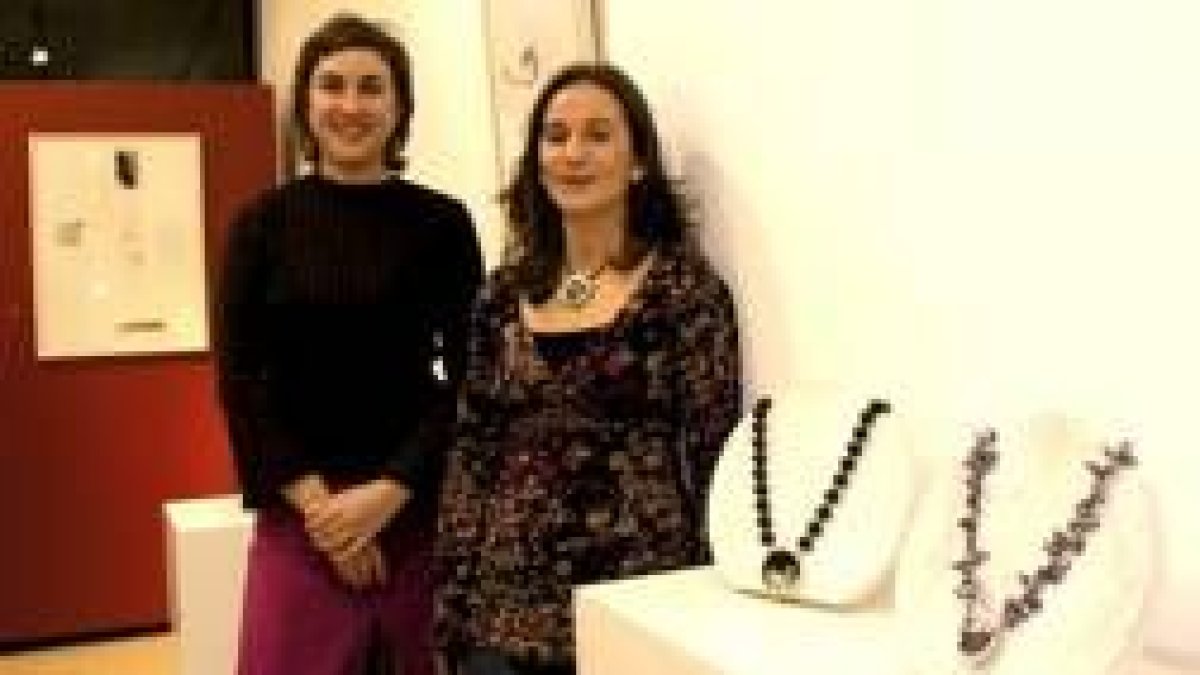 Las dos artistas exponen en la galería Ármaga (calle Alfonso V, 6)