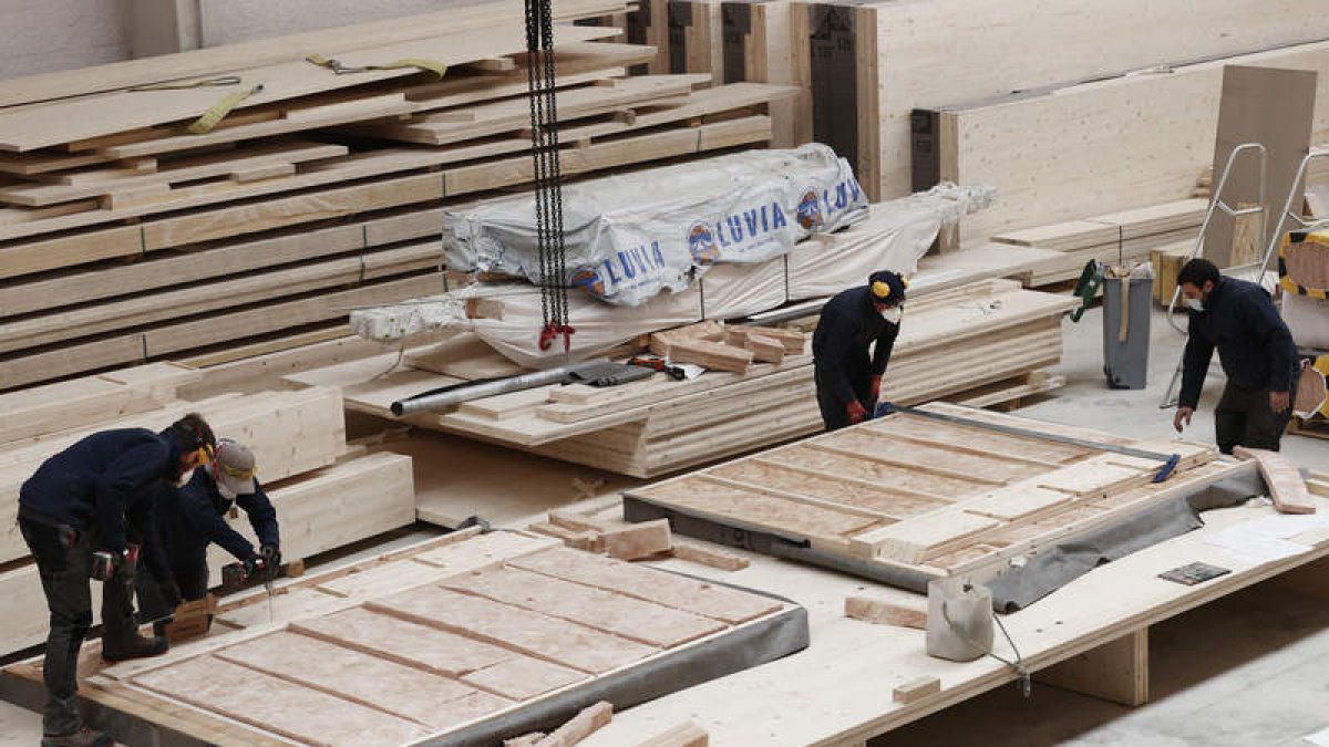 El sector de la madera es uno de los que más trabajo demanda. JESÚS DIGES