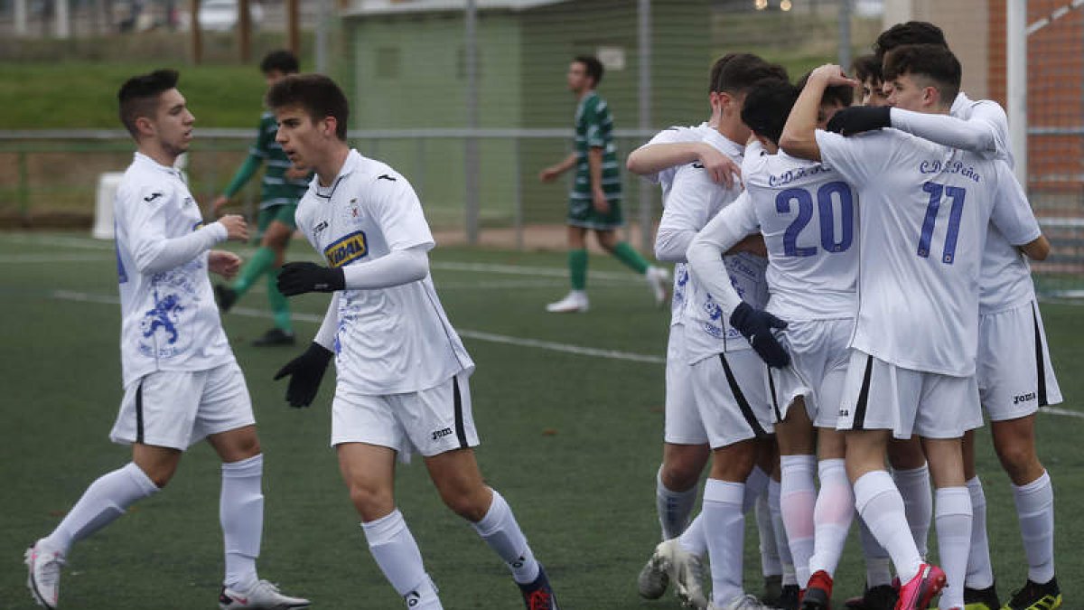 Los jugadores peñistas celebran uno de sus goles. FERNANDO OTERO